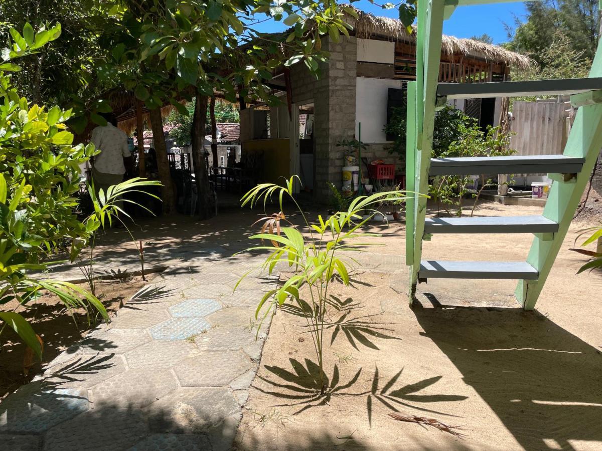 Banana Surf House Hotel Arugam Bay Exterior photo